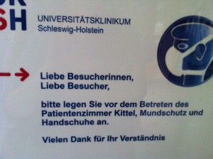 Das Schild vor unserem Zimmer etwas gewöhnungsbedürftig. Jeder kam mit Maske und Kittel rein.
