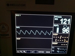 Eine Woche lang das wichtigste Gerät für den Kleinen. Die Sauerstoffsättigung musste 24h lang über 92 liegen. Erst dann durften wir nach Hause. Er war ständig an diesen Monitor angeschlossen und Mama hat diesen immer im Auge gehabt.