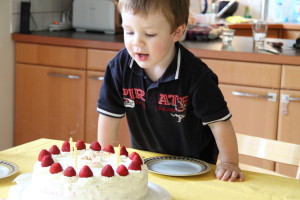 Noch vor der Party: Drei Kerzen auf der Geburtstagstorte auspusten. 