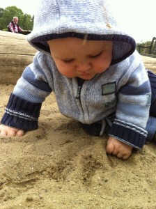 Das erste Mal Sand durch die Hände laufen lassen. 