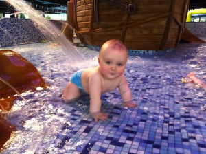 Das erste Mal im Schwimmbad. Hat ihm richtig Spass gemacht! Keine Angst, keine Hemmbungen. Immer rein ins kühle Nass!