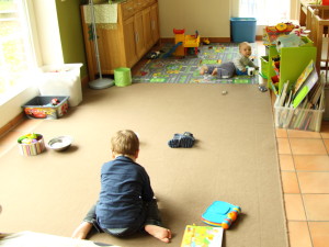 Vorne der Babybereich mit dem Baron und hinten der kleine Neo beim Lego und den Spielzeugautos. :) Beide sind vollkommen zufrieden!