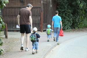 Zusammen mit seinem Wingman und den Papas gehts zum ersten Kindergartentag.
