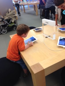 Der Baron machte sich innerhalb von Sekunden ans eiPad im Kinderbereich!