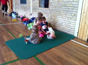 Sehr beliebt bei den kleinen Mädchen: der Auserwählte mit seinem Spielzeug