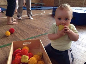 Das Mini-Bällebad ist immer wieder seine Lieblingsturnart... ähm... Beissart. ;)