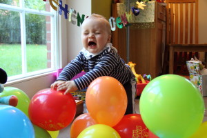 Luftballons knartschen, Papier zerreissen und die Gäste entertainen. Das war des Auserwählten Motto an seinem Geburtstag!