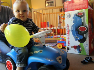 Das entsprechende Fahrzeug, wie einst der Baron, zum ersten Geburtstag. Niemals ohne Luftballon an diesem Tag! ;)