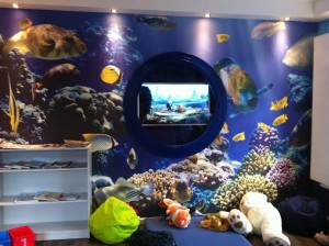 Wer keine Lust hat zu spielen, kann sich den Film auf der Unterwasserleinwand anschauen!