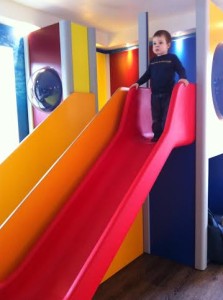 Eine Rutsche mitten im Zimmer!