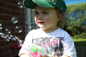 Es war auch wieder an der Zeit, die Seifenblasenmaschinen herauszuholen. Für den kleinen Neo ein ganz tolles Gefühl durch einen Haufen Seifenblasen zu laufen!