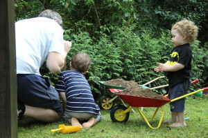 Im Garten haben die beiden Jungs dann so richtig geholfen und freuten sich, endlich wieder Barfuß über den Rasen zu laufen.