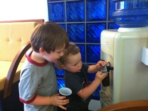Mama und Papa mussten zum Zahnarzt und da dieser ein Bällebad im Wartezimmer hat, hatten auch die Brüder etwas von dem Besuch. Allerdings war an diesem Tag einzig und allein der Wasserspender insgesamt. Niemand darf wissen, dass wir das ganze Wartezimmer unter Wasser gesetzt haben! ;)