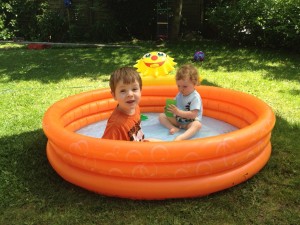 Und dann war es soweit: Das Plantschbecken konnte zum ersten Mal gefüllt werden und ohne nachzudenken, sprangen die beiden Jungs rein... mit Klamotten! :D