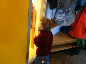 Sehnsüchtig schaut der Auserwählte den spielenden, großen Kindern im Bewegungsraum zu. Bald ist er dabei!