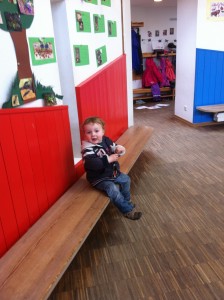 Er gehört dazu und bewegt sich im Kindergarten, als wenn er nie etwas anderes gemacht hat! :)